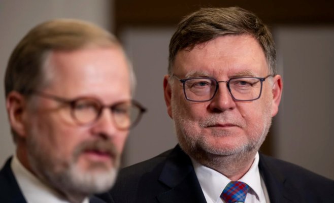 Правительство добавит государственным служащим 1400 крон с января