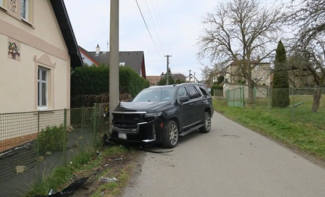 В регионе Рокыцаны пьяная водительница разбила свой внедорожник, играя с мобильным телефоном. Ее выдала техника
