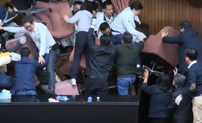 Драка в парламенте Тайваня: депутаты устроили хаос из-за законопроекта