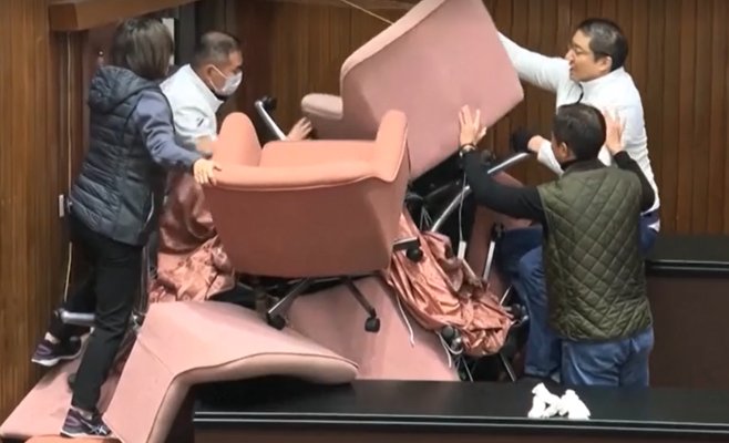 Драка в парламенте Тайваня: депутаты устроили хаос из-за законопроекта