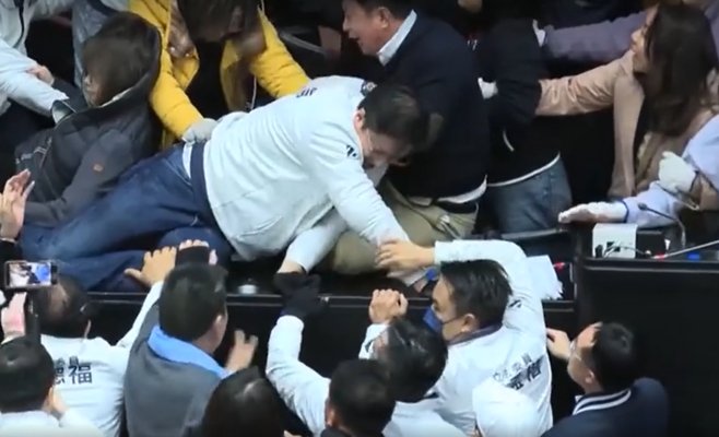 Драка в парламенте Тайваня: депутаты устроили хаос из-за законопроекта