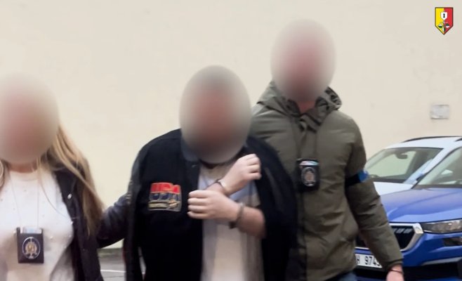 Мужчина из Праги два года избегал тюрьмы, тщательно скрыв следы в интернете, но его нашли дома