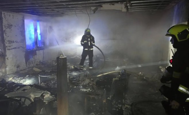 В Праге рождественская елка загорелась от бенгальского огня, огонь уничтожил дом: один пострадавший, ущерб на миллионы