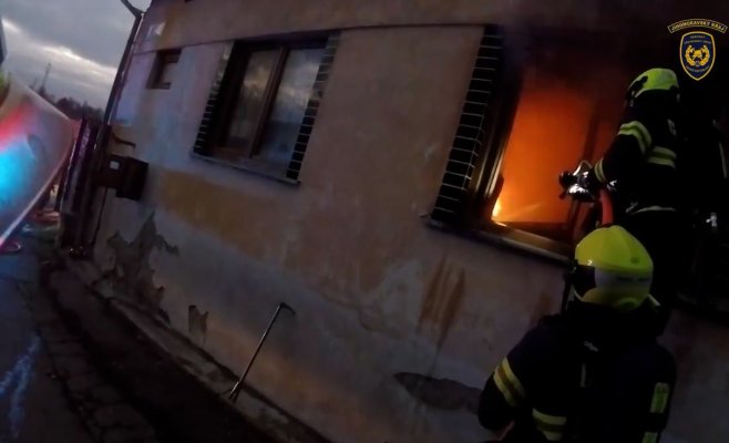 От электросамоката загорелся целый дом: уникальное видео с места происшествия глазами пожарных