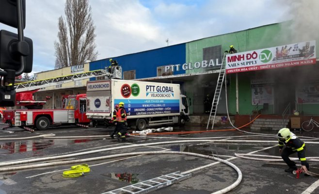 Пожар на рынке SAPA в Праге: пострадал один человек