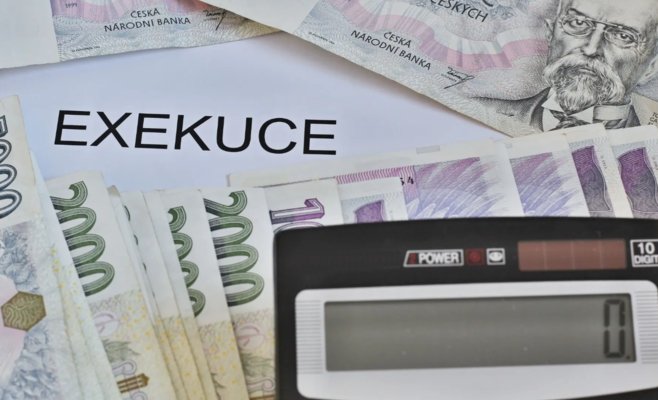Изменения в 2025 году: Должникам в Чехии будет оставаться меньше денег