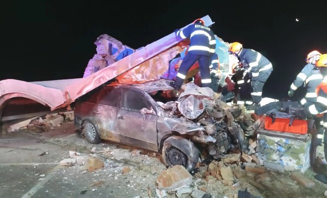 Молодой водитель на Volkswagen снес автобусную остановку в районе Зноймо