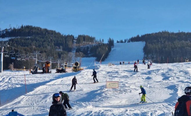Переполненные парковки и очереди на склонах: лыжникам нужно набраться терпения