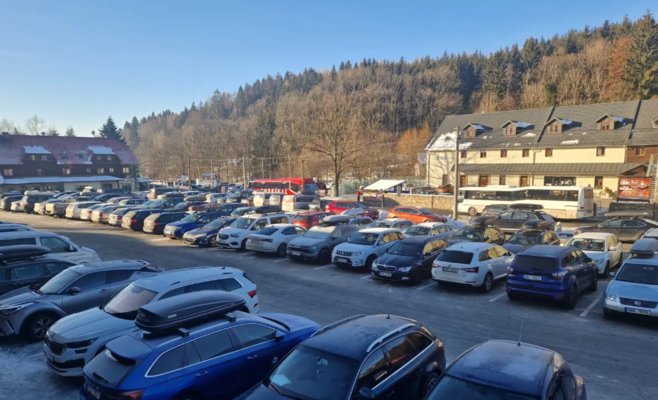 Переполненные парковки и очереди на склонах: лыжникам нужно набраться терпения