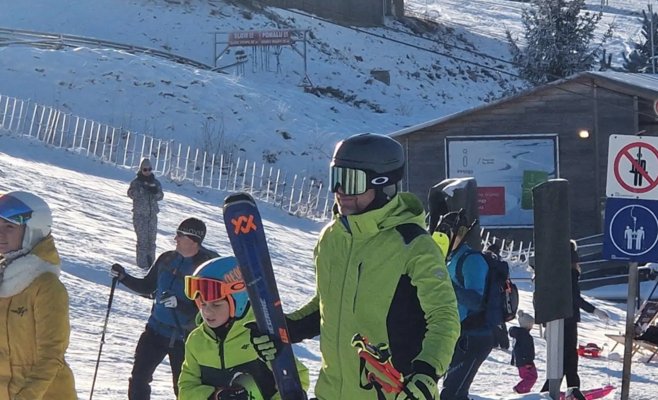 Переполненные парковки и очереди на склонах: лыжникам нужно набраться терпения