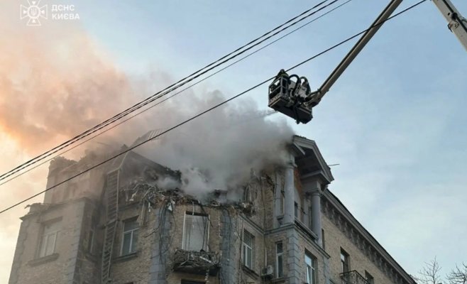 Россия обстреляла Киев в Новый год: жертвы, разрушения и пожар