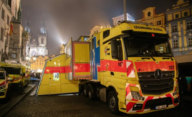 Тысичи людей в Праге встретили Новый 2025 год: полиция закрыла Сметаново набережную