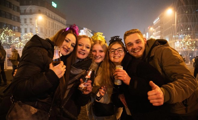 Тысичи людей в Праге встретили Новый 2025 год: полиция закрыла Сметаново набережную