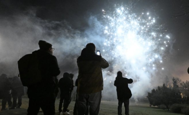 Тысичи людей в Праге встретили Новый 2025 год: полиция закрыла Сметаново набережную