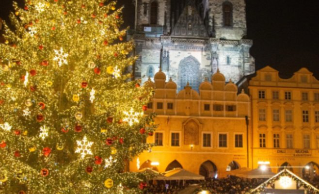 Тысичи людей в Праге встретили Новый 2025 год: полиция закрыла Сметаново набережную