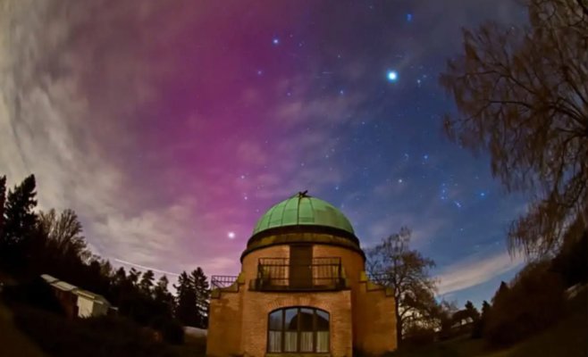 Полярное сияние или просто вечерняя заря? Эксперты объясняют, что видели чехи в новогодний день