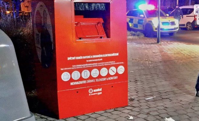 В Плзни мужчина погиб, застряв в контейнере для электронного мусора