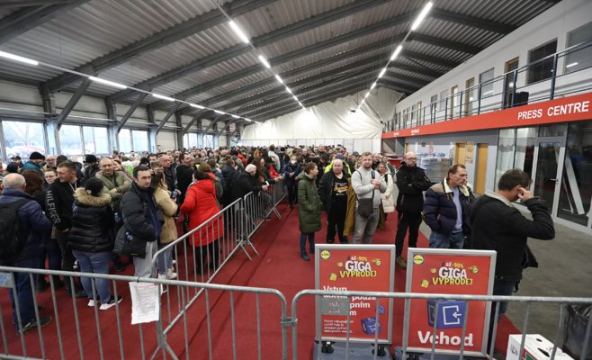 Lidl открыл первый аутлет в Чехии: 70-метровая очередь и большие скидки
