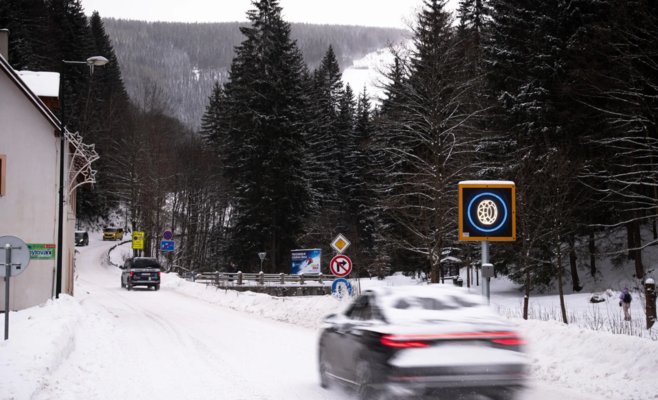 Дороги в горах превратились в ледяные трассы: водители игнорируют цепи