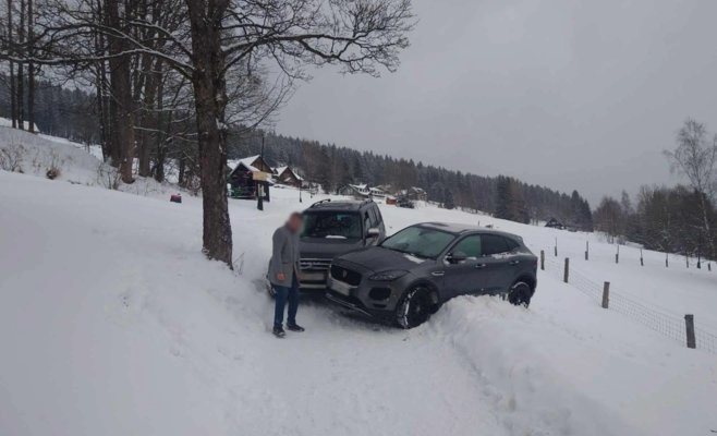 Дороги в горах превратились в ледяные трассы: водители игнорируют цепи