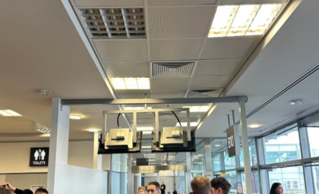 Пассажиры Ryanair застряли в аэропорту Праги: ожидание рейса в Лондон затянулось на 30 часов