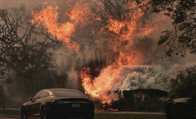 Более 300 тысяч жителей Лос-Анджелеса вынуждены покинуть дома из-за пожаров
