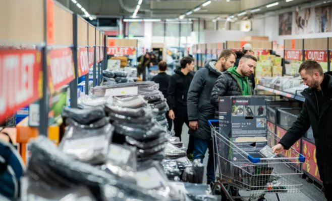 Lidl Outlet привлёк толпы на распродажу инструмента, но вызвал недовольство местных жителей из-за парковки