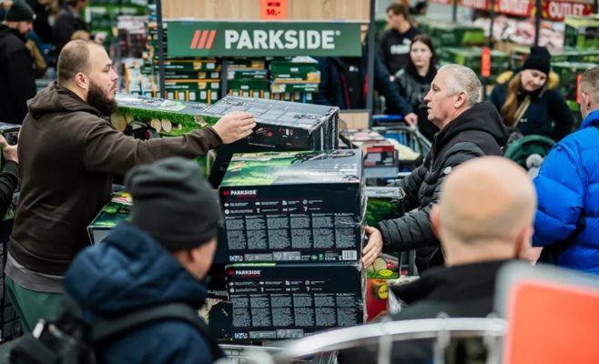 Lidl Outlet привлек толпы покупателей на дешевые инструменты: местные жители возмущены из-за припаркованных машин