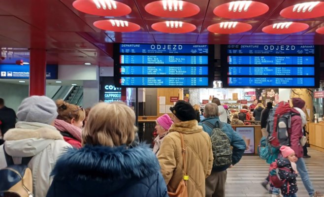 Локомотив на центральном вокзале в Праге проехал на запрещающий сигнал и задержал движение поездов