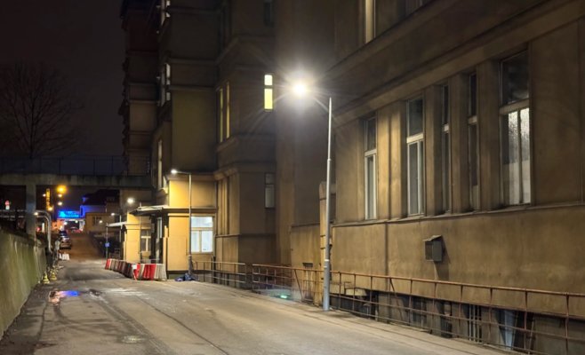 Пациент погиб после падения из окна больницы в Праге: расследование продолжается
