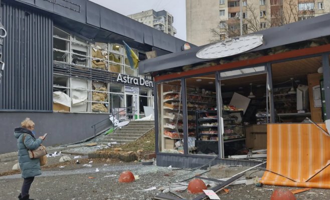 Мужчина погиб у входа в метро, другой сгорел в машине. Репортаж с места ночного обстрела Киева