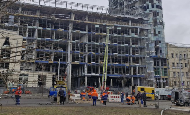 Мужчина погиб у входа в метро, другой сгорел в машине. Репортаж с места ночного обстрела Киева