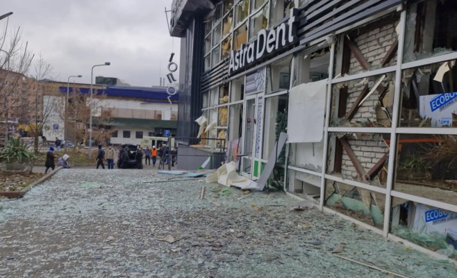 Мужчина погиб у входа в метро, другой сгорел в машине. Репортаж с места ночного обстрела Киева