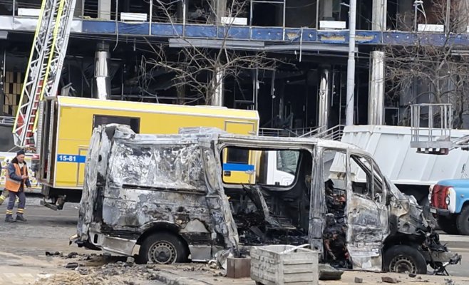 Мужчина погиб у входа в метро, другой сгорел в машине. Репортаж с места ночного обстрела Киева