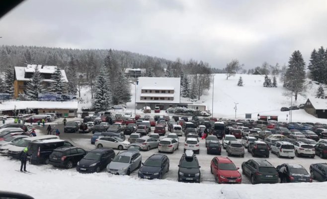 Чешские горнолыжные курорты переживают бум: снег, аншлаг и забитые парковки