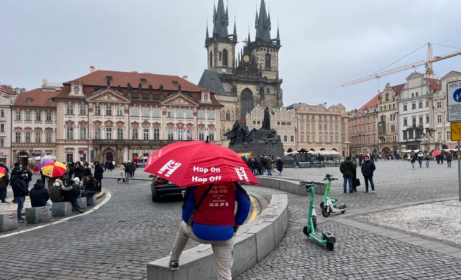 2 500 крон за поездку по Праге: «Зонтики» оккупировали центр города под видом благотворительности