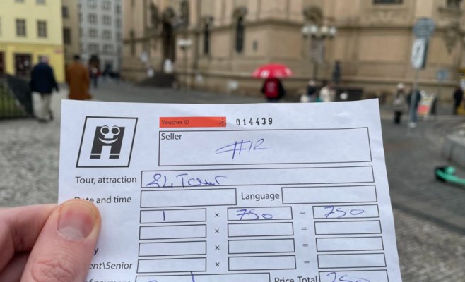 2 500 крон за поездку по Праге: «Зонтики» оккупировали центр города под видом благотворительности