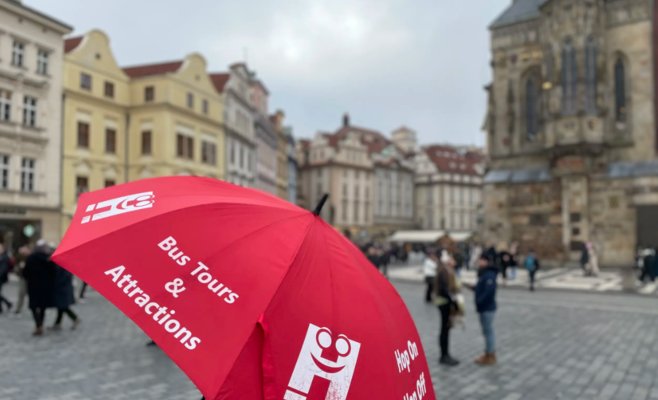 2 500 крон за поездку по Праге: «Зонтики» оккупировали центр города под видом благотворительности