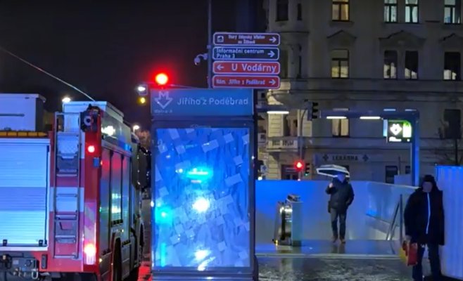 В пражском метро на станции «Йиржиго з Подебрад» мужчина упал на рельсы и погиб