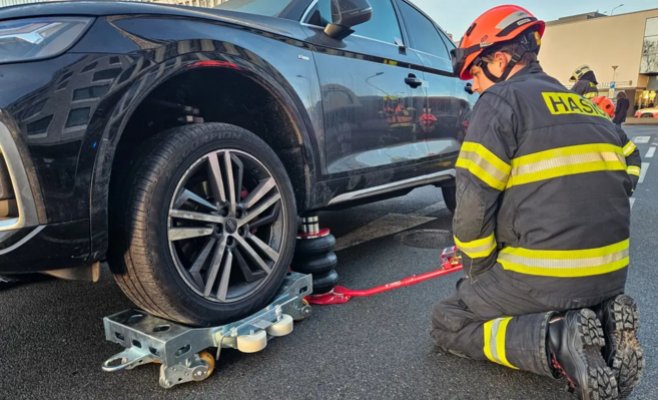Угнанное люксовое Audi несколько недель простояло на крыше торгового центра в Брно