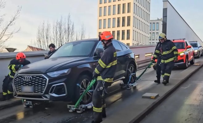 Угнанное люксовое Audi несколько недель простояло на крыше торгового центра в Брно