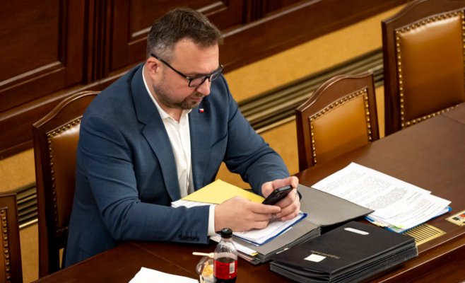 Выплаты политикам: министерство уверяет, что времени до конца февраля достаточно