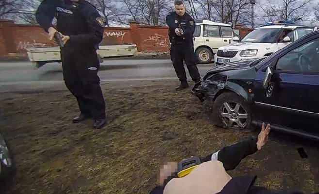 В Пльзени водитель под наркотиками устроил погоню и врезался в два автомобиля
