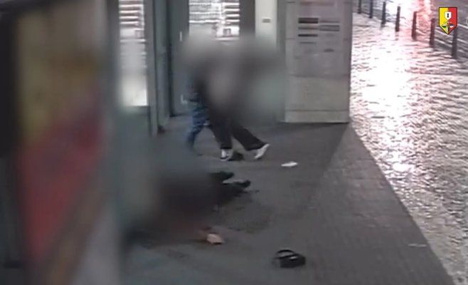 Брутальное нападение в центре Праги: мужчина избил двух девушек и скрылся