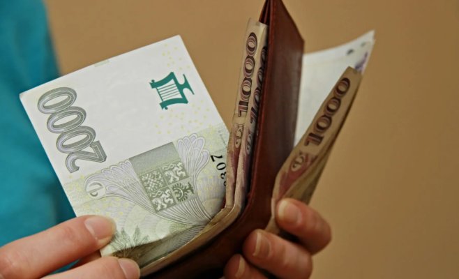 Реальные зарплаты растут, но вернуться к уровню до пандемии удастся только в следующем году