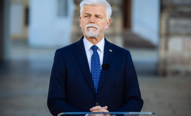 Павел подписал закон о продлении защиты украинских беженцев