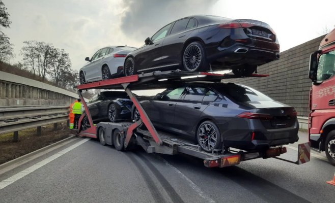 Грузовик потерял прицеп с люксовыми авто на трассе D2 — водитель не заметил и продолжил путь