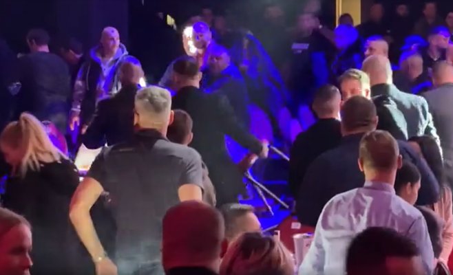 Гала-вечер бокса в Брно превратился в хаос: зрители бросались стульями, драка продолжилась у больницы