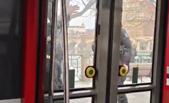 Пьяный мужчина угрожал стрельбой в пражском трамвае – его задержали силовики