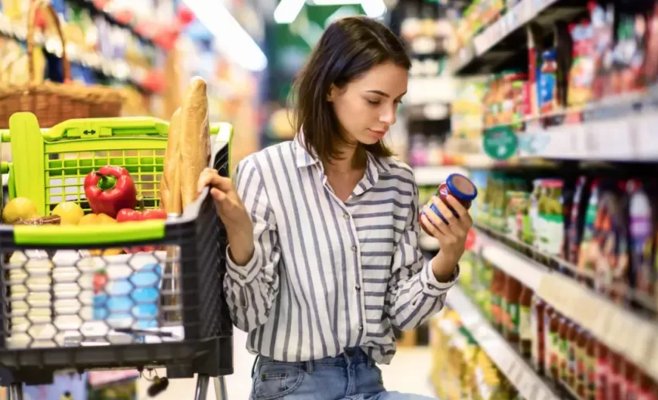 Цены на продукты продолжают расти: сильнее всего подорожали мука, йогурты и свинина